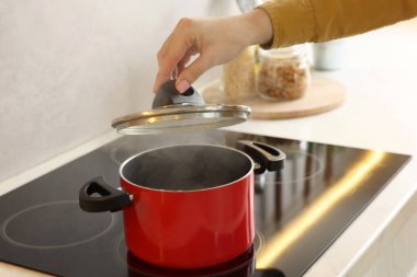 Mutfakta yemek pişiren kadın, yakın plan.