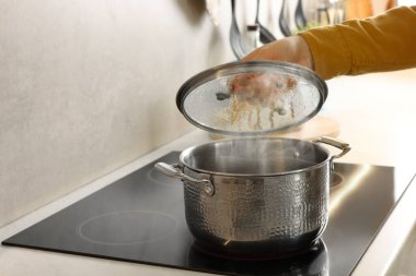 Mutfakta yemek pişiren kadın, yakın plan.