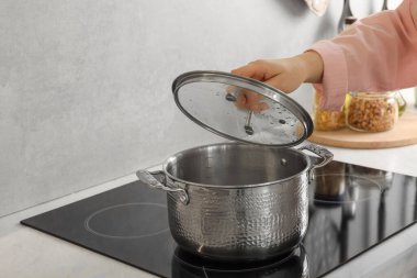 Mutfakta yemek pişiren kadın, yakın plan.