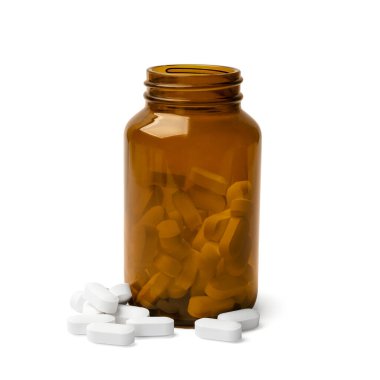 Beyaza izole edilmiş vitamin kapsülleri olan şişe