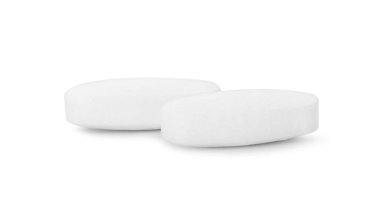 Beyaza izole edilmiş vitamin hapları. Sağlık takviyesi