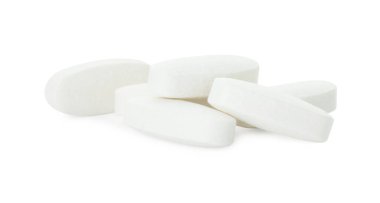 Beyaza izole edilmiş vitamin hapları. Sağlık takviyesi