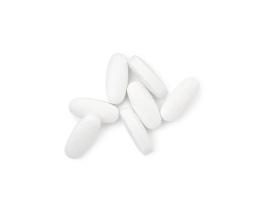 Vitamin hapları beyaza izole edilmiş, üst manzara. Sağlık takviyesi