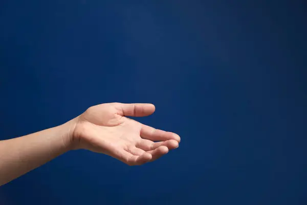 Kvinna Som Håller Något Handen Blå Bakgrund Närbild Plats För — Stockfoto