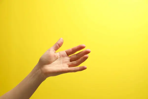 Mulher Segurando Algo Mão Fundo Amarelo Close Espaço Para Texto — Fotografia de Stock