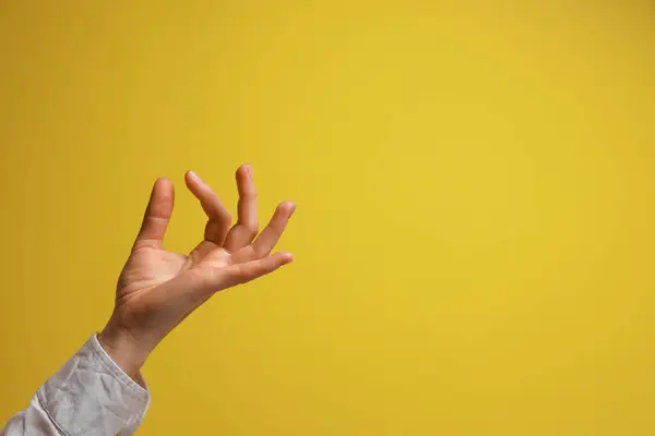 Kobieta Trzymająca Coś Ręce Żółtym Tle Zbliżenie Miejsce Tekst — Zdjęcie stockowe
