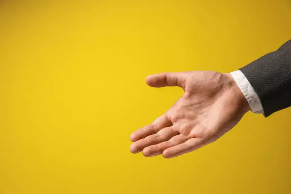 Man Met Iets Hand Gele Achtergrond Close Ruimte Voor Tekst — Stockfoto
