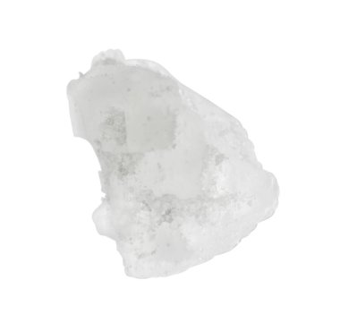 Doğal deniz tuzu kristali beyaza izole edilmiş.