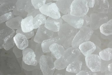 Arkaplan olarak beyaz doğal tuz, yakın görünüm