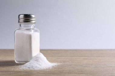 Tahta masadaki doğal tuzluk. Metin için boşluk