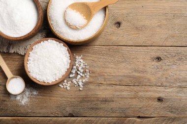 Farklı bulaşık takımlarındaki doğal tuz tahta masada, düz yerde. Metin için boşluk