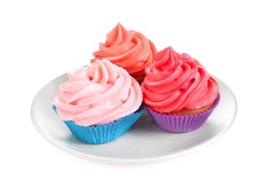 Kremalı farklı lezzetli kekler beyaza izole edilmiş.