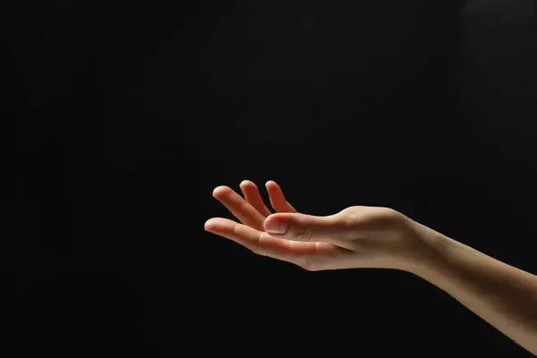 Kobieta Trzymająca Coś Ręce Czarnym Tle Zbliżenie Miejsce Tekst — Zdjęcie stockowe