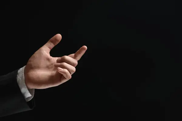 Mężczyzna Trzymający Coś Ręku Czarnym Tle Zbliżenie Miejsce Tekst — Zdjęcie stockowe