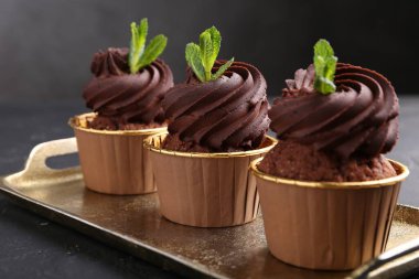 Siyah desenli masada naneli çikolatalı kekler, yakın plan.