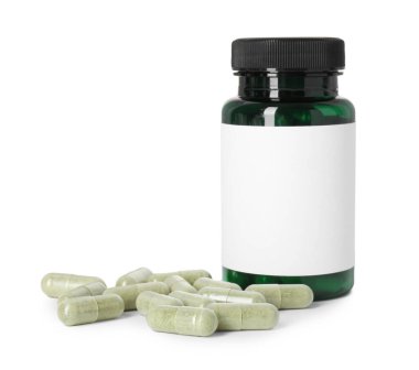Beyaza izole edilmiş bir şişe ve vitamin hapı.
