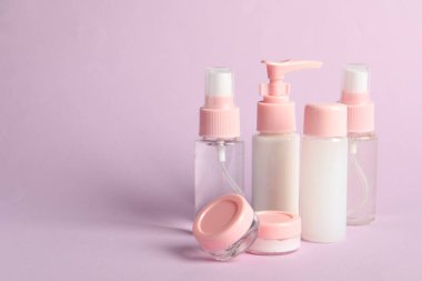 Mor arka planda kozmetik seyahat. Metin için boşluk