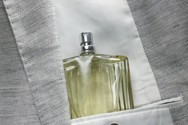 华丽男人的香水在灰色夹克的内袋 顶部视图 — 图库照片