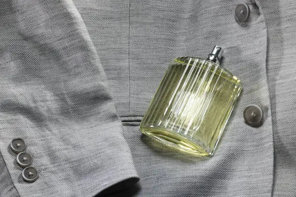华丽男人的香水在灰色夹克的瓶子里 文字空间 — 图库照片