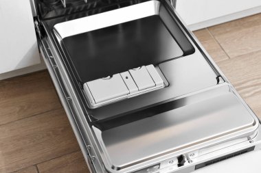 Mutfakta temiz, boş bir bulaşık makinesi var. Ev aletleri