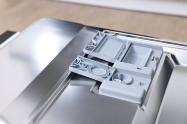 Kapalı alanda temiz, boş bulaşık makinesi aç, yakın çekim. Ev aletleri