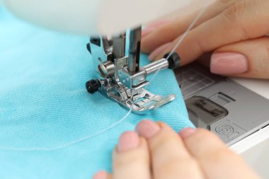 Dikiş makinesi ile çalışan terzi, seçici odaklanma