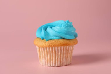 Pembe arka planda parlak kremalı lezzetli kek.