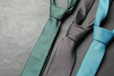 Gri desenli masa üzerinde farklı kravatlar, düz yatış