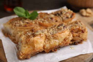 Doğu tatlıları. Lezzetli baklava parçaları masada, yakın plan.