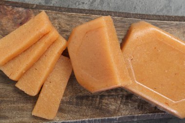 Gri masadaki tatlı ayva ezmesi, üst manzara.