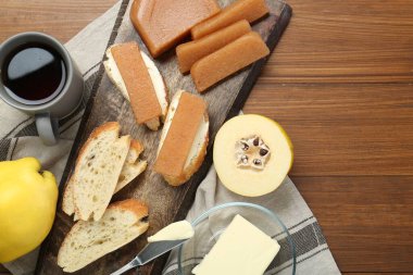 Lezzetli bıldırcın ezmesi, ekmek, tereyağı, bir fincan çay ve ahşap masada taze meyveler. Metin için boşluk