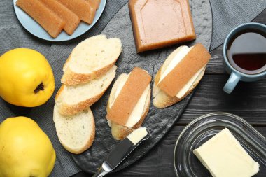 Siyah ahşap masada servis edilen bıldırcın ezmeli lezzetli sandviçler.