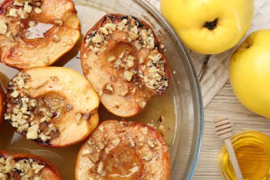 Lezzetli, fındıklı ayva, bal ve ahşap masada taze meyveler.