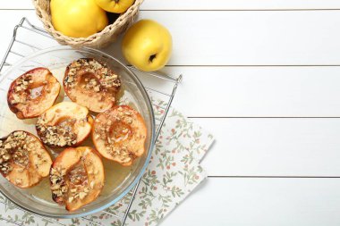 Lezzetli, fındıklı ayva ve beyaz ahşap masada taze meyveler. Metin için boşluk