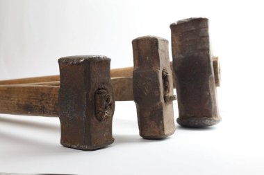 Beyaz üzerine izole edilmiş balyoz seti. Elle kumanda