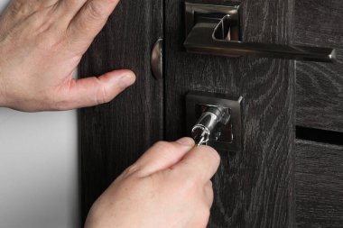 Tamirci kapının çekirdeğini değiştiriyor. Kapıları kilitliyor, kapatıyor.
