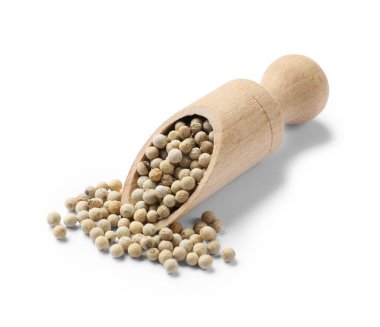 Aromatik baharat. Bir sürü karabiber kepçesi beyaza izole edilmiş.
