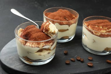 Bardaklarda, kaşıklarda ve kahve çekirdeklerinde nefis tiramisu.