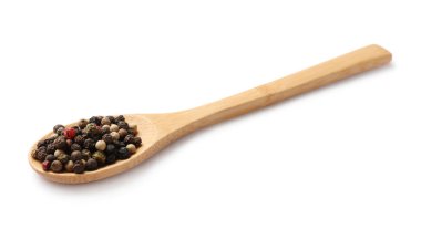 Aromatik baharatlar. Farklı biberler beyaz kaşıkta izole edilmiş.