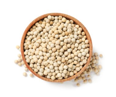 Aromatik baharat. Biberler beyaz kasede izole edilmiş, üst manzara