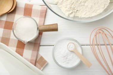 Beyaz ahşap masa üzerinde kabartma tozu ile düz kompozisyon