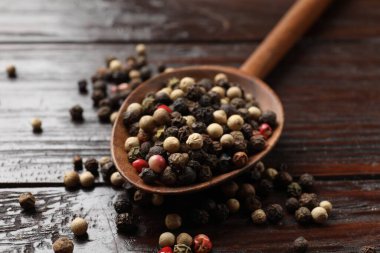 Aromatik baharat. Siyah masada farklı biberler, yakın plan.