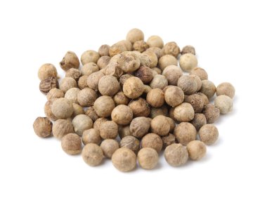 Aromatik baharat. Birçok karabiber beyaz üzerine izole edilmiş.