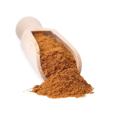 Aromatik baharat. Kırmızı biber kepçeyle beyaz üzerine izole edilmiş.