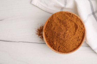 Aromatik baharat. Beyaz ahşap masada kasede kırmızı biber, üst manzara. Metin için boşluk