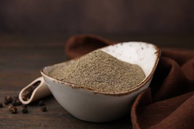 Biber ve biberler ahşap masada, yakın plan.