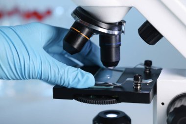 Modern mikroskop ile çalışan bilim adamı kapalı alanda, yakın çekim