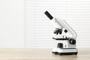 Ahşap masada modern mikroskop. Metin için boşluk