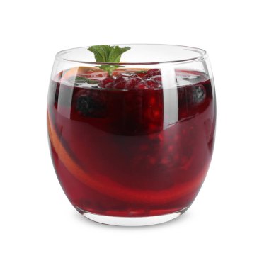 Beyaz bardakta Aromatik Sangria içeceği.