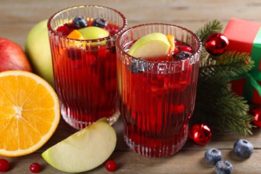 Bardaklarda, malzemelerde ve Noel dekorunda Aromatik Sangria içeceği.